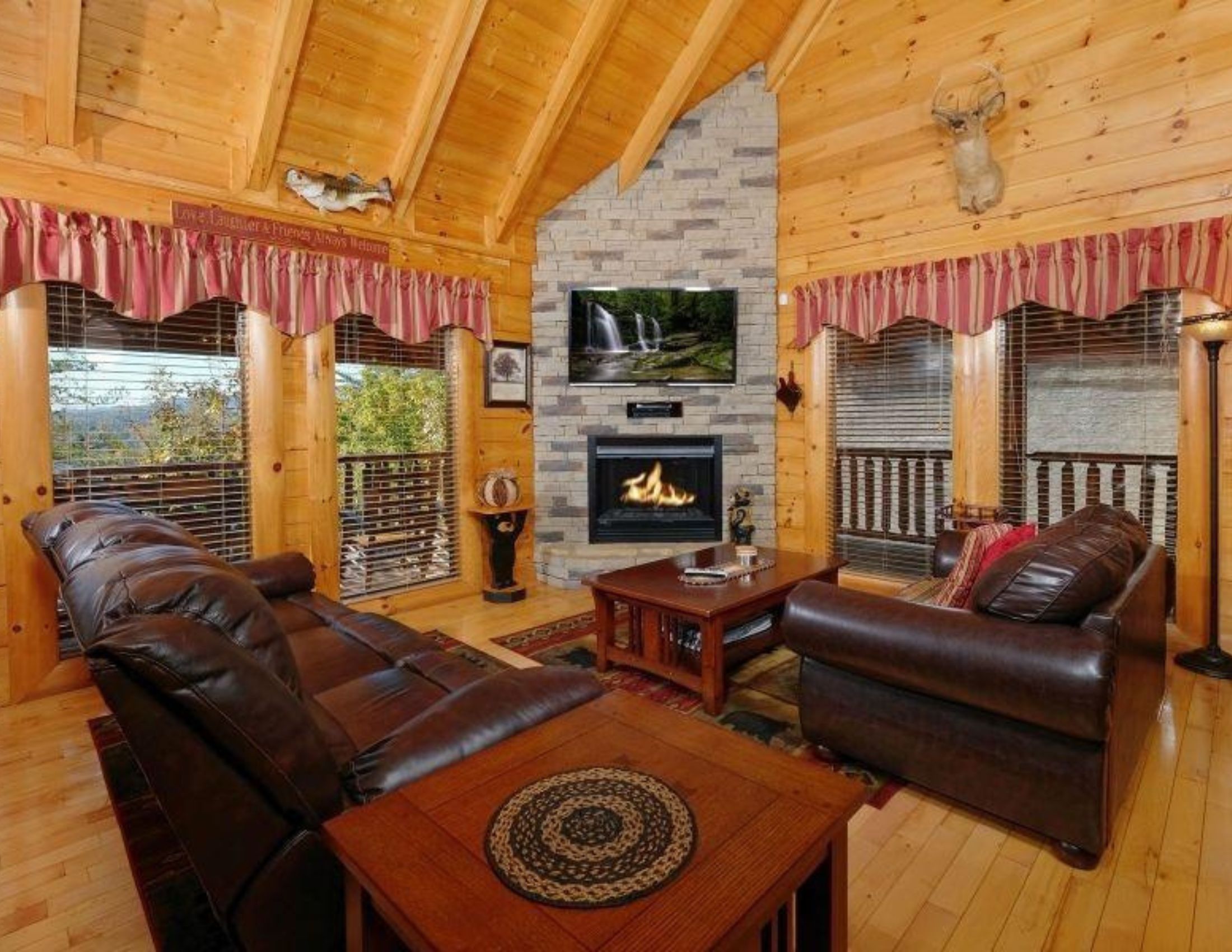 Pigeon Forge Cabins with a Fireplace